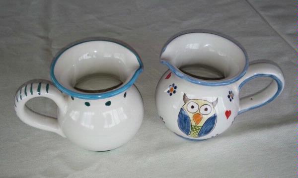 set due brocche in ceramica dipinta a mano - set of two jug in hand-painted ceramic